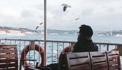 开云APP-红蓝烽火：利物浦铁蹄踏破斗牛士，奥运战场暗涌三重杀机