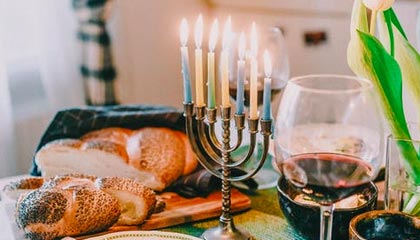 开云-当医疗组搀扶他穿越混合采访区时，记者们突然集体沉默。湿透的10号球衣贴在背上，暴露出去年手术留下的27厘米疤痕。通道尽头电子屏滚动着刚更新的欧冠射手榜，他的名字首次跌出前二十——这个瞬间被美联社记者拍下，成为次日报纸头版《诸神的黄昏从一道裂缝开始》。